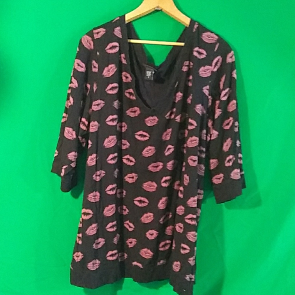 Torrid 4x V neck kiss top 3/4 sleeve